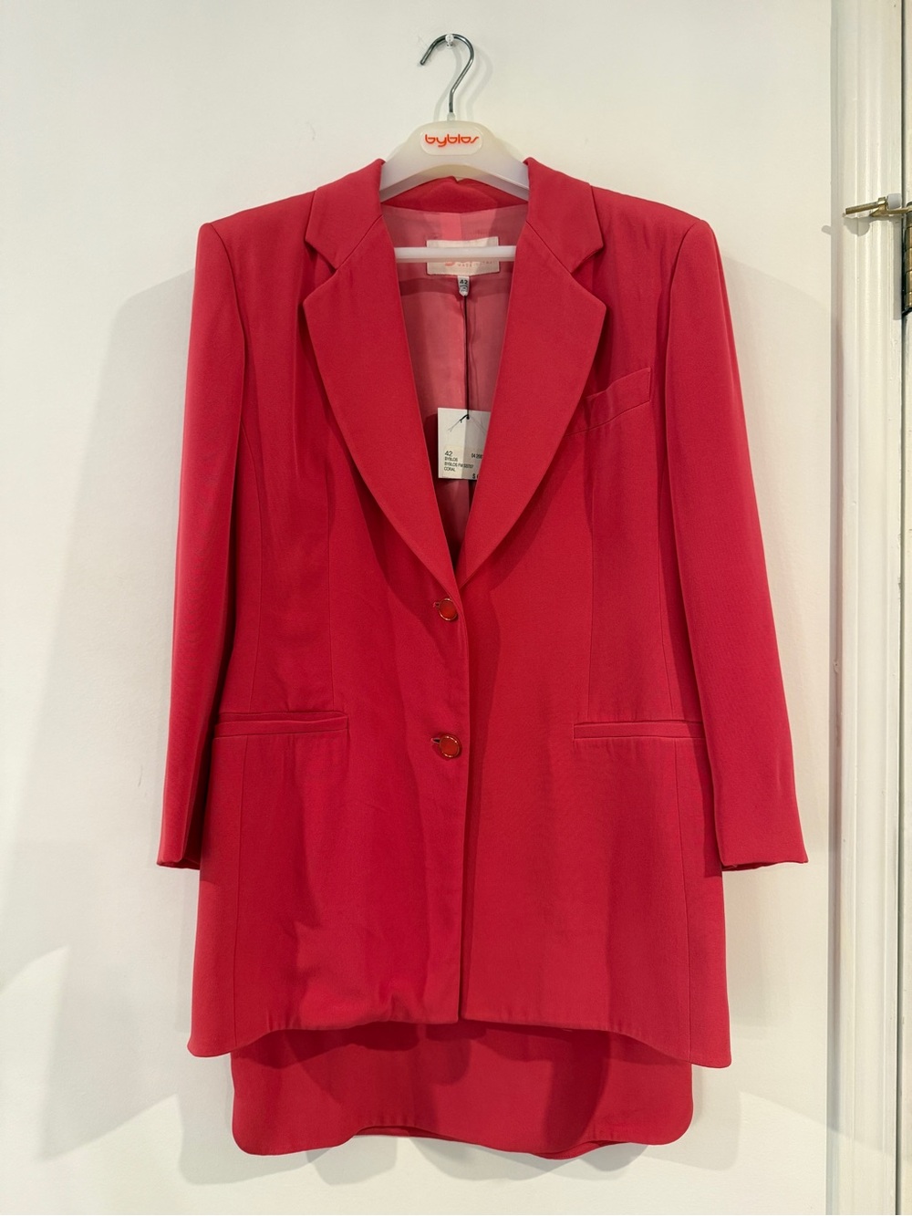 2-piece Byblos Vibrant Red Longline Blazer w/Notch Lapels & skirt, EU 42, Italy.